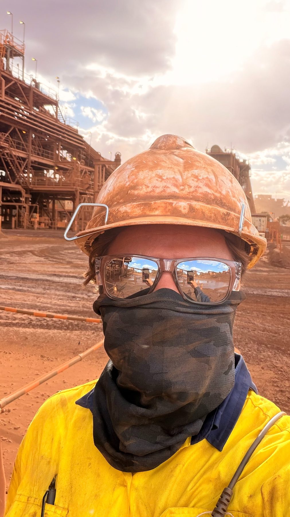Paul in werkkleding en met stofmasker op een mijnsite in West-Australië