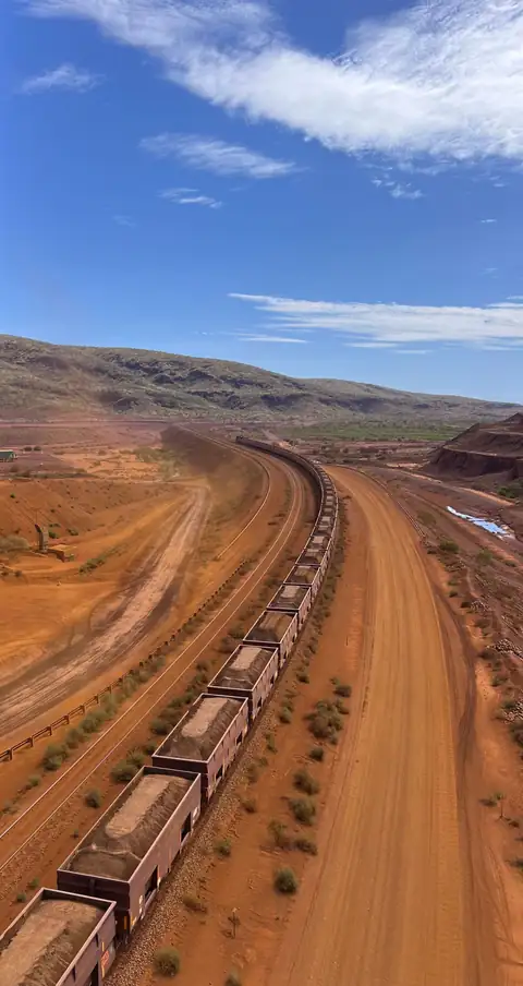 Ertstrein door het rode landschap van de Pilbara